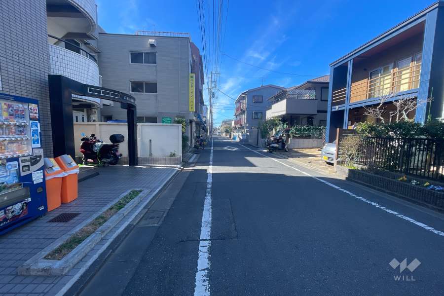 敷地の南側前面道路（西側から）