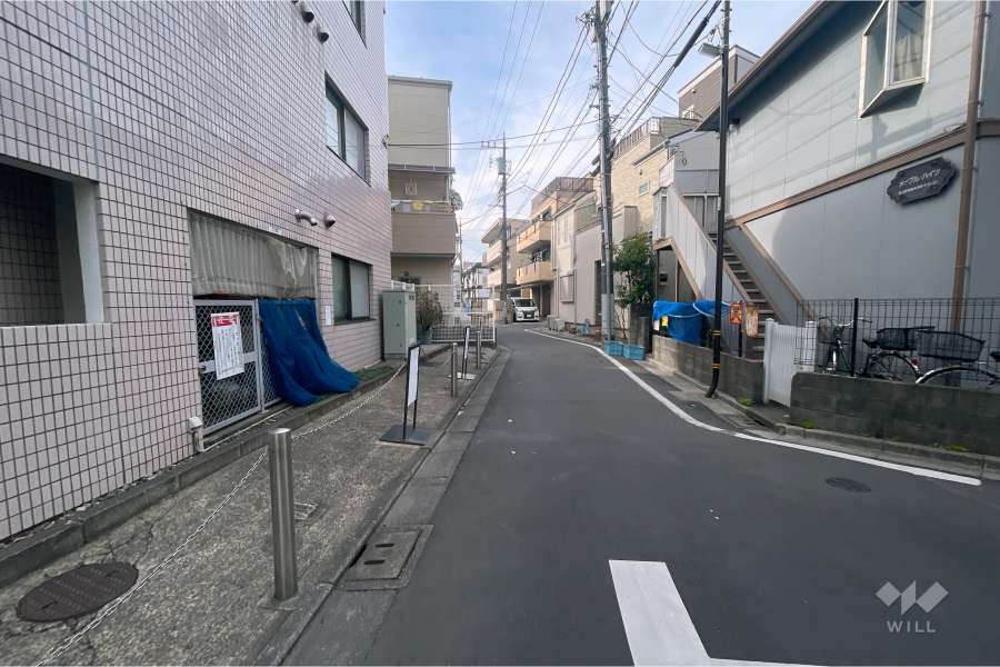 敷地北東側の前面道路（南東側から）