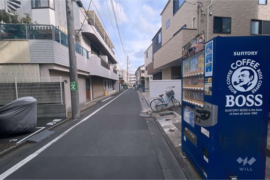 敷地北東側の前面道路（北西側から）
