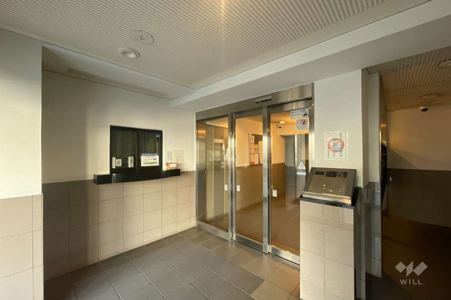 エントランスはオートロック付きです。