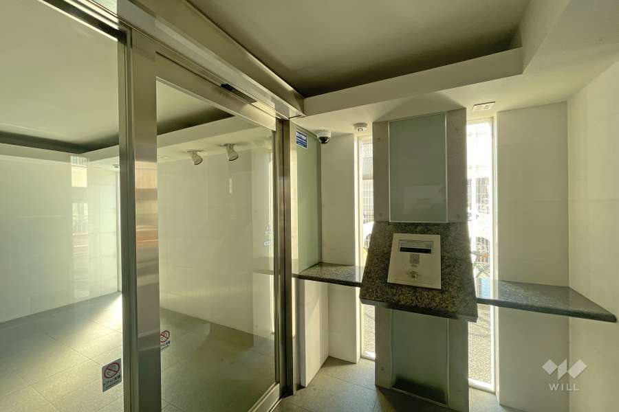 エントランスはオートロック付きです。