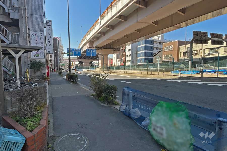 敷地西側の前面道路（北側から）
