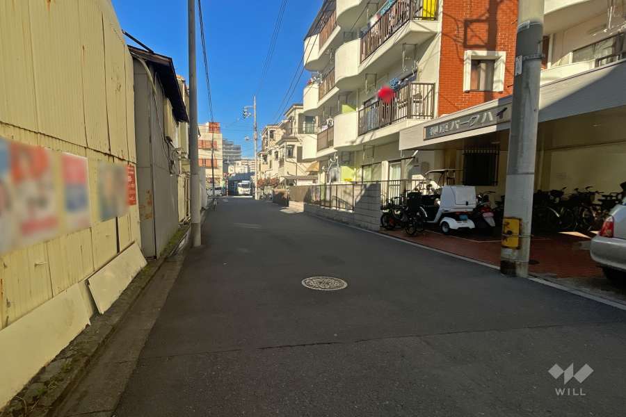 敷地南側の前面道路（東側から）