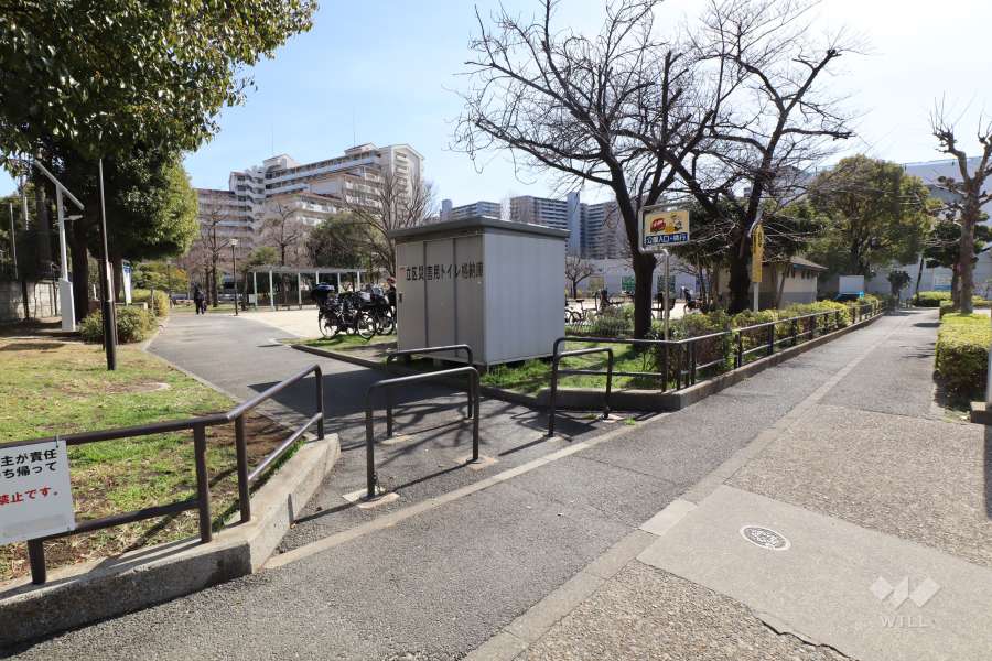 隣接する関屋公園