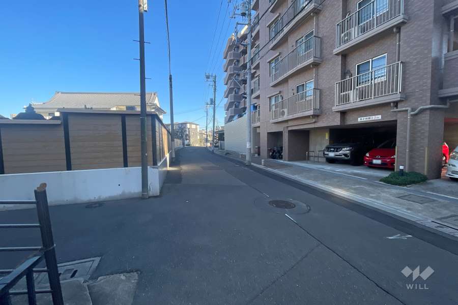 敷地西側の前面道路