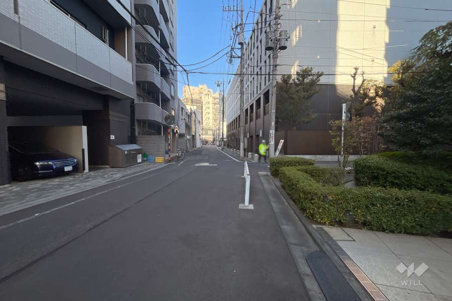 敷地北西側の前面道路（南西側から）