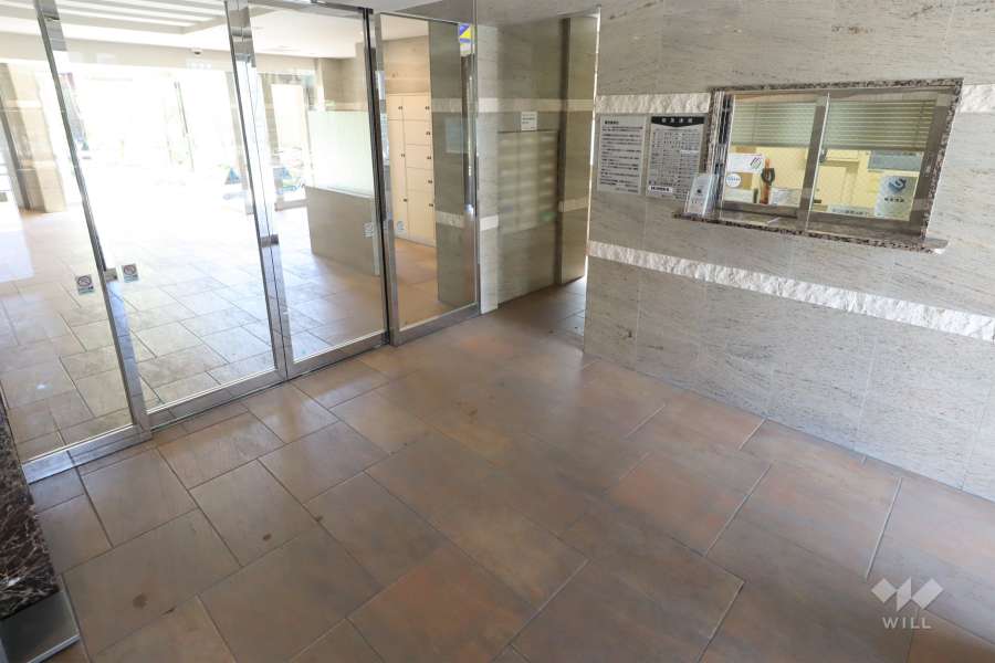 エントランスはオートロック付きです。　