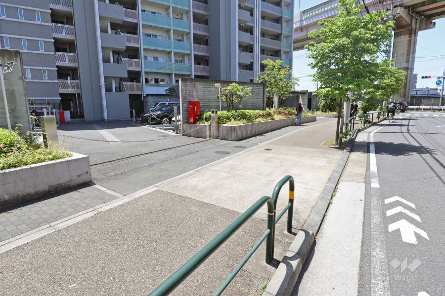 駐車場出入り口（ロボットゲート付き）