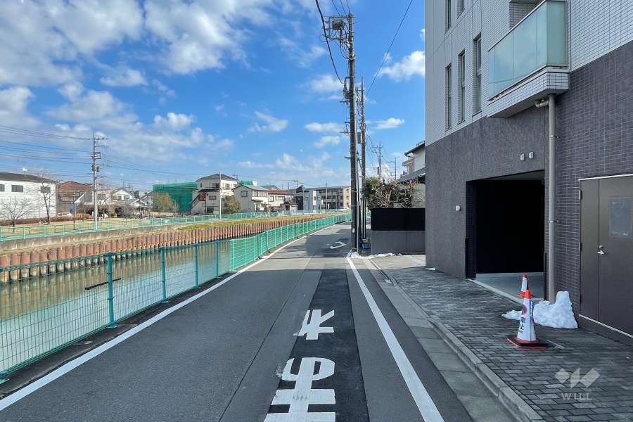 敷地の北側前面道路（西側から）