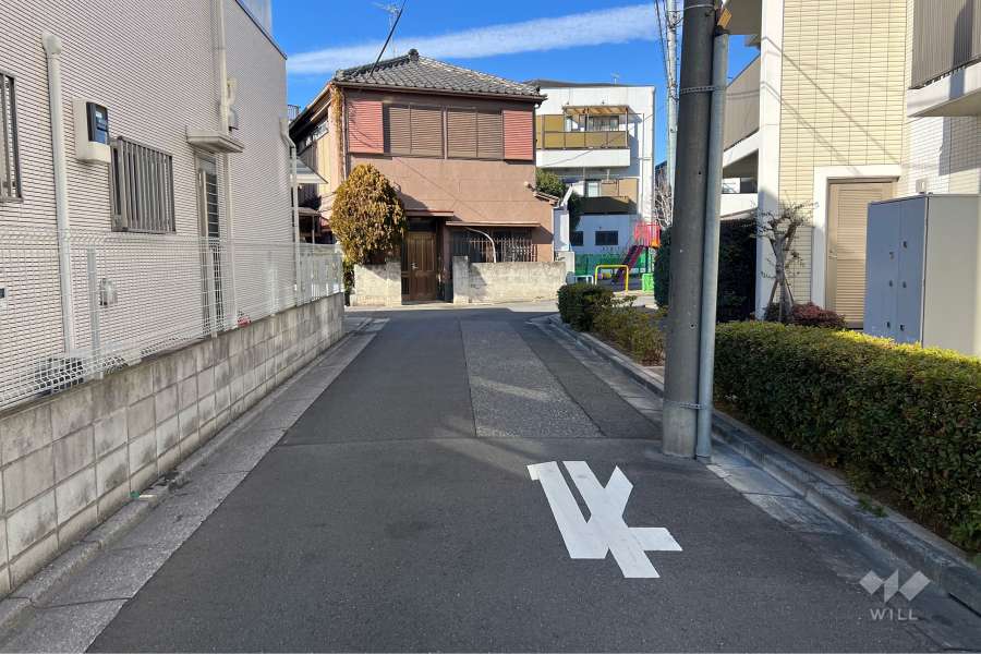敷地の南西側前面道路（南東側から）