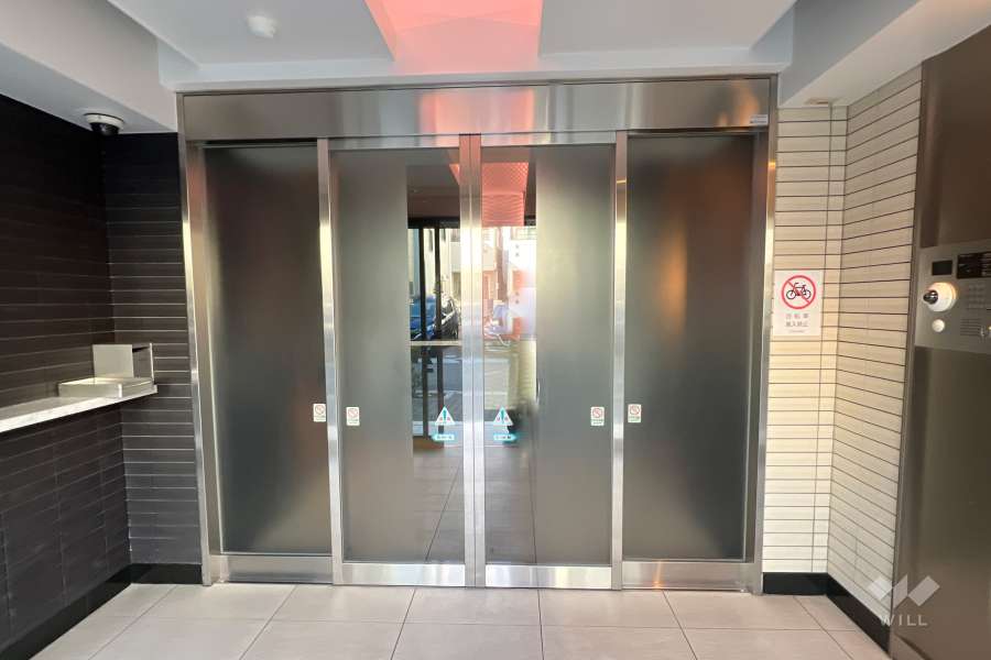 エントランスはオートロック付きです。