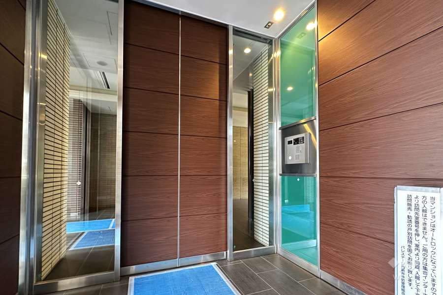 エントランスはオートロック付きです。