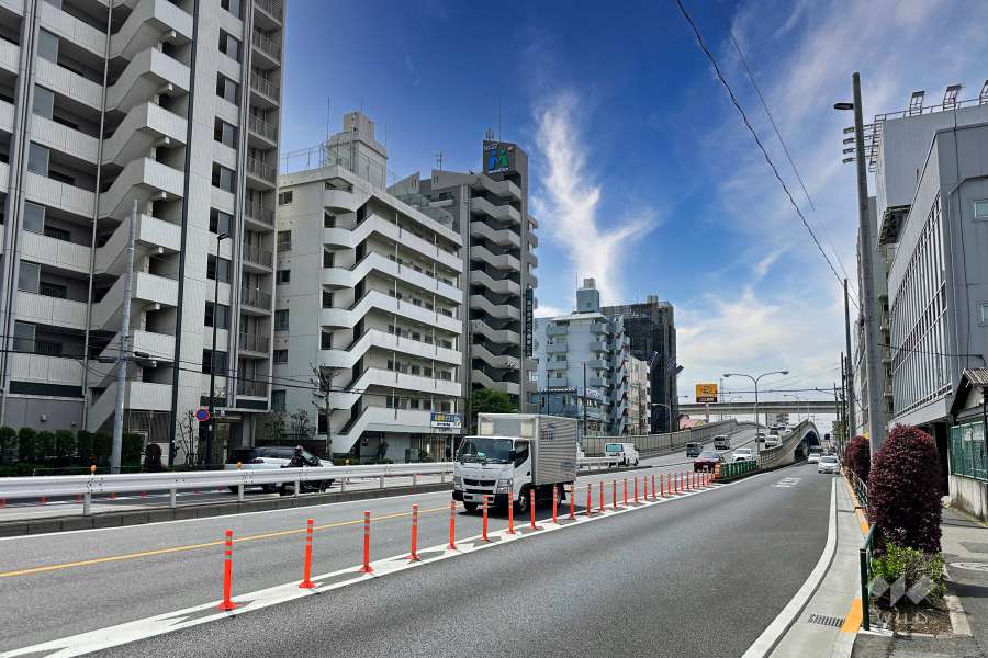 敷地北側の前面道路（東側から）