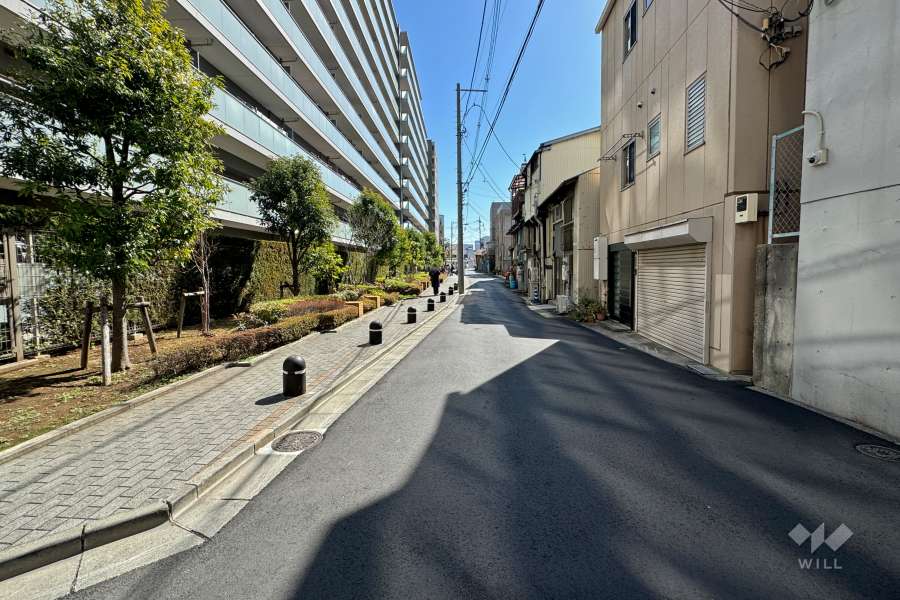 敷地南西側の前面道路（北西側から）