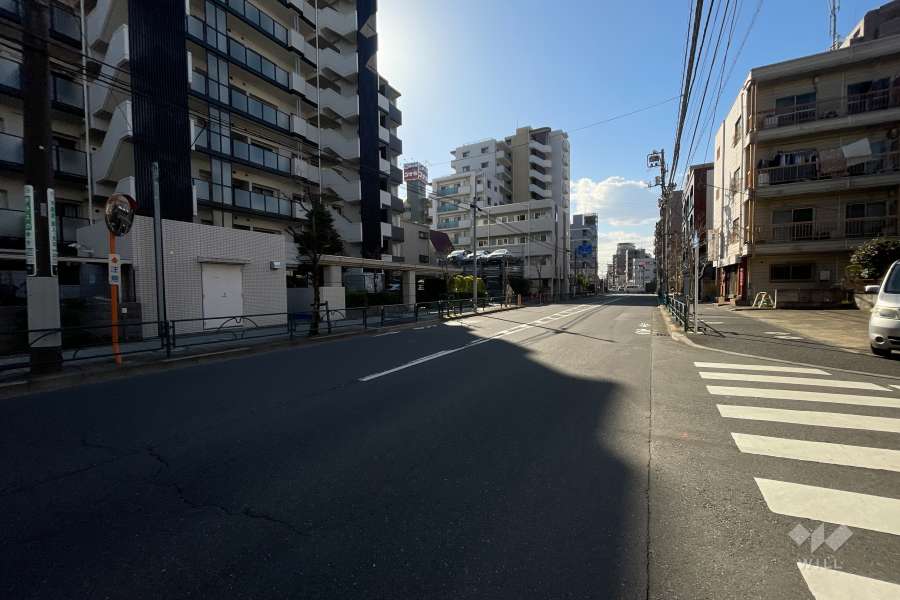 敷地の北側前面道路（東側から）