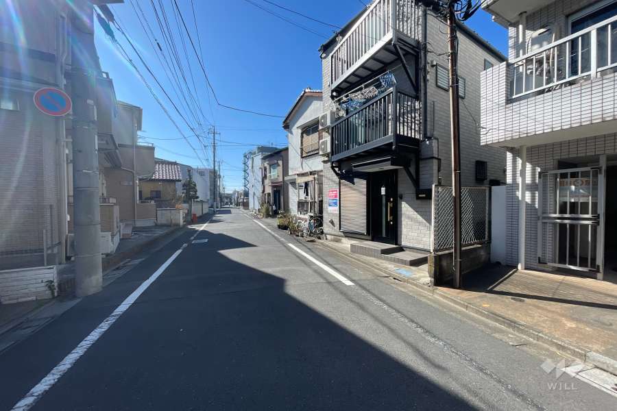 敷地東側の前面道路（北側から）
