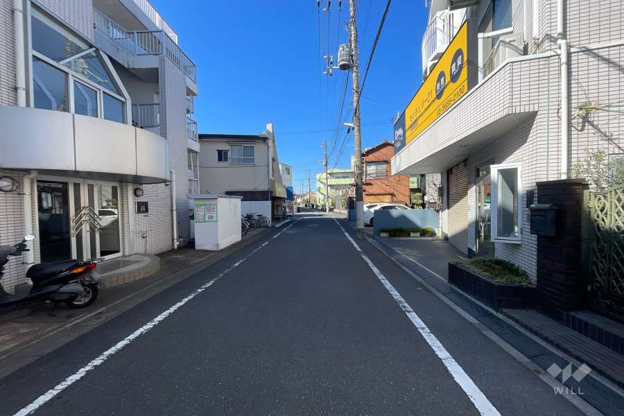 敷地北側の前面道路（東側から）