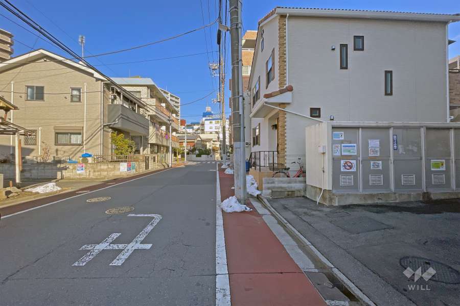 敷地の南側前面道路（東側から）