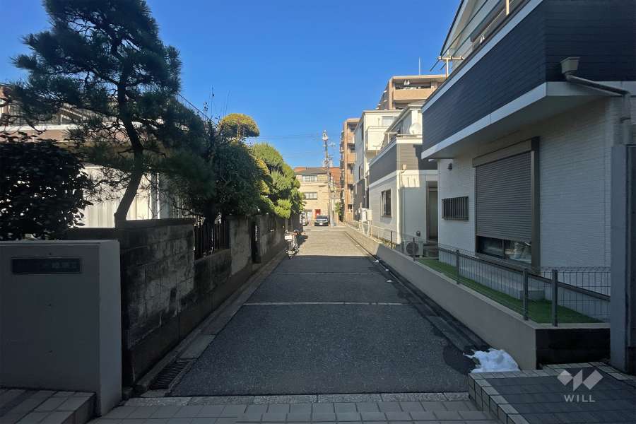 敷地北側の前面道路