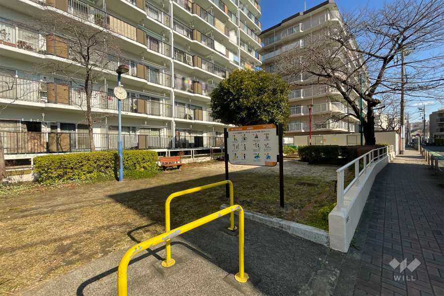 敷地に隣接する梅田八丁目第二児童遊園