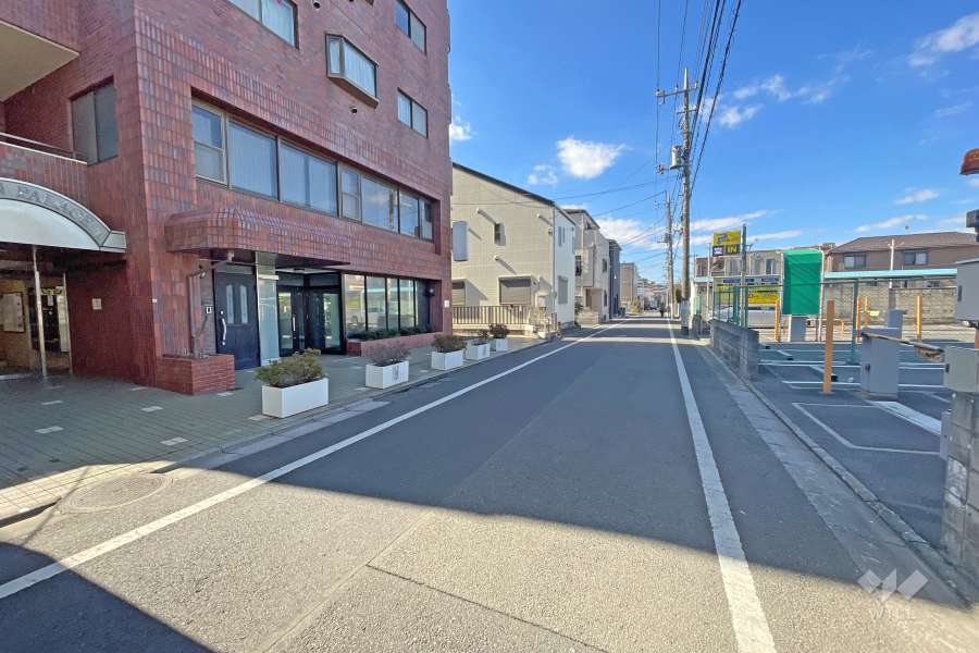 敷地北側の前面道路（東側から）