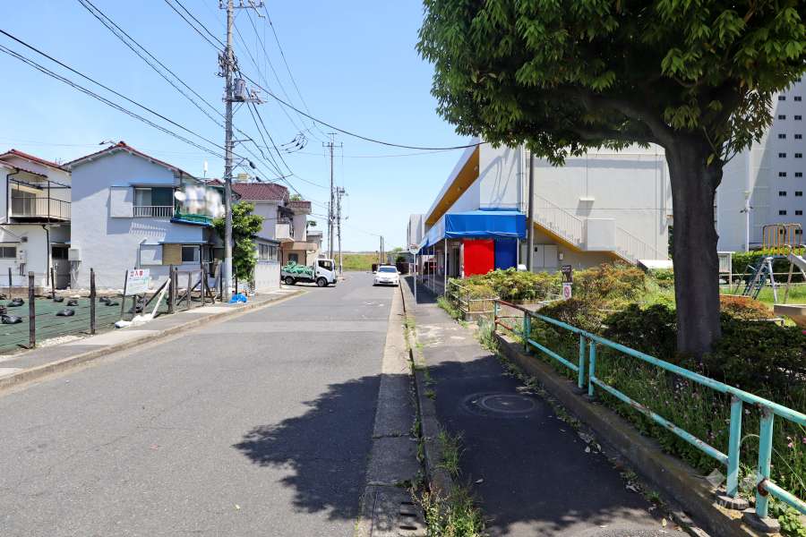 北側前面道路(西側から)