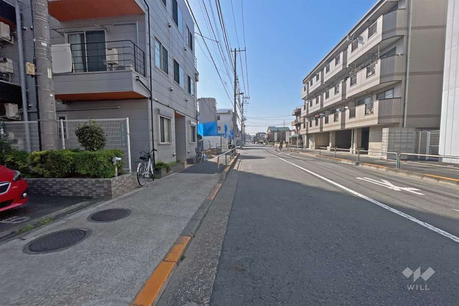 敷地の北側前面道路（東側から）