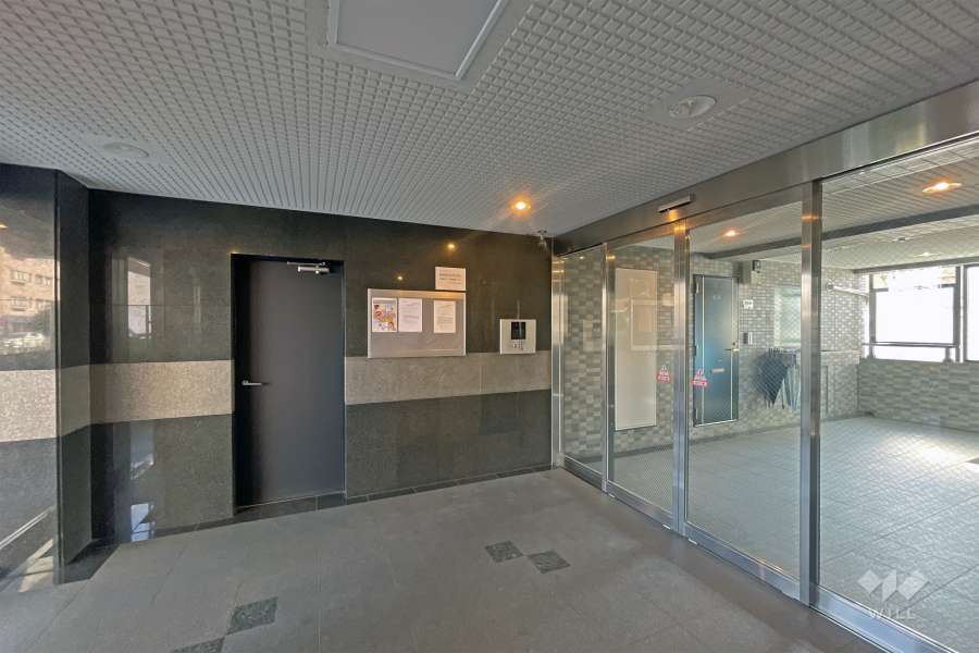 エントランスはオートロック付きです。