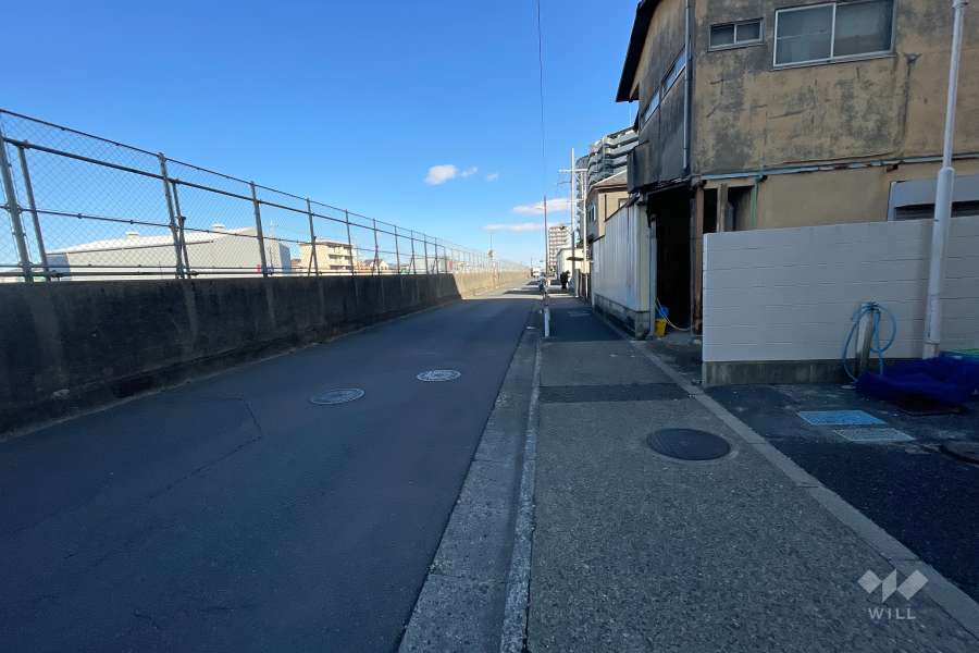敷地の北側前面道路（西側から）