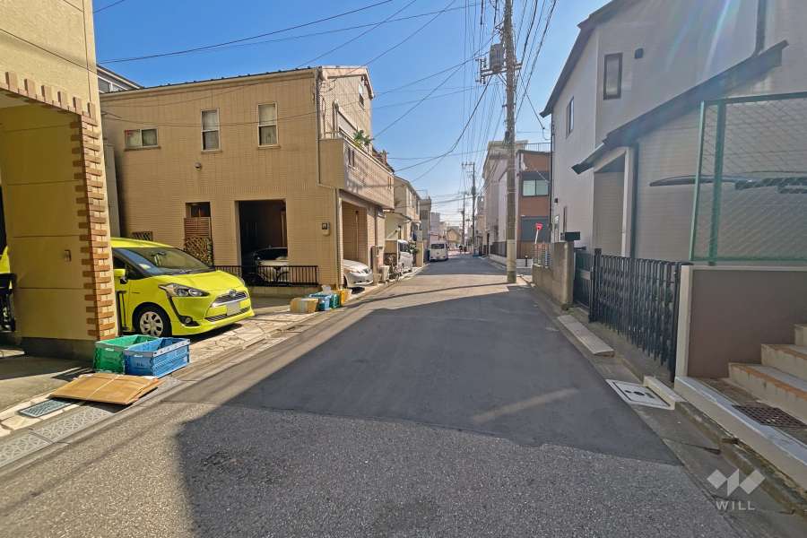 敷地の北側前面道路（西側から）