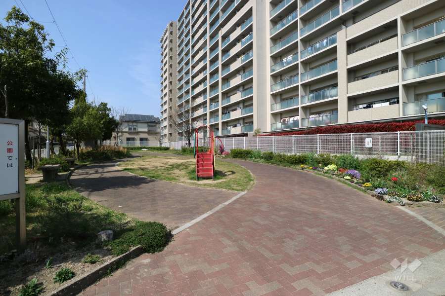 敷地南側に隣接して『弥生町公園』があります。