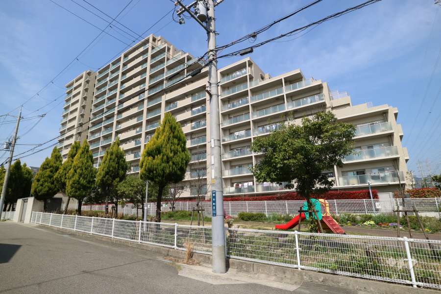 宝塚エリーの外観（南東側から）