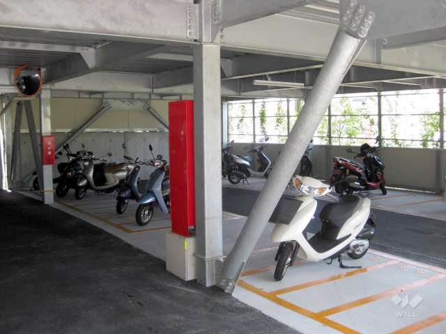 バイク置き場は駐車場棟内にあります。