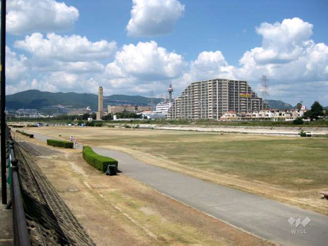 周辺の環境。西・南側には武庫川が流れています。