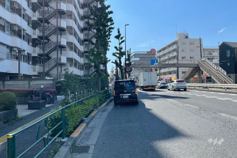 敷地の北側前面道路（東側から）