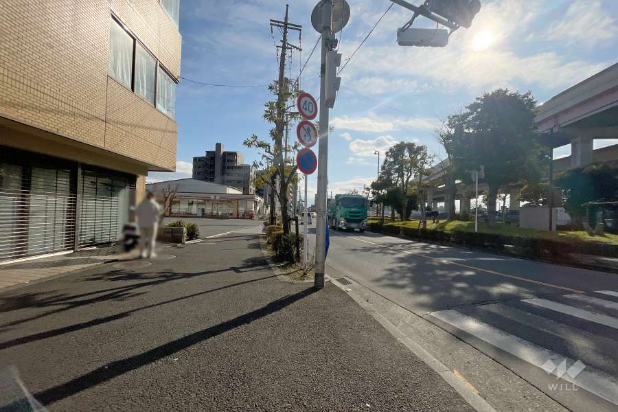 敷地西側の前面道路