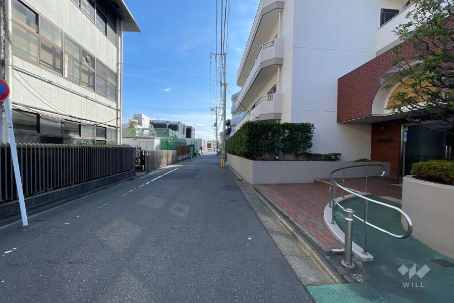 敷地の南側前面道路（東側から）
