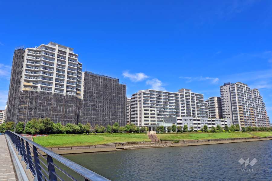 アクアテラ3棟は、隅田川と『親水広場』に面しています（南東側から）。