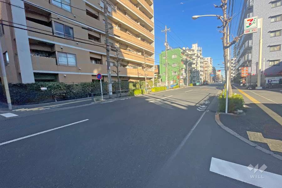敷地東側の前面道路（南側から）