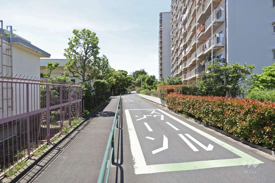 敷地南側の前面道路（東側から）