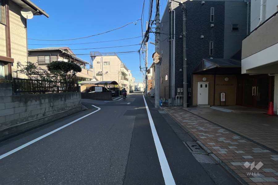 敷地の北側前面道路（東側から）