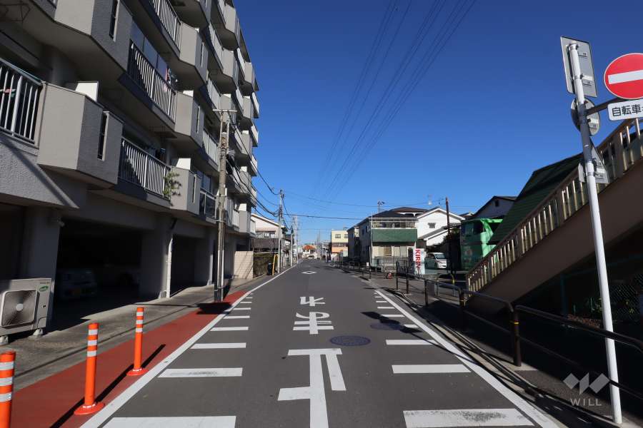 敷地東側の前面道路(南側から)