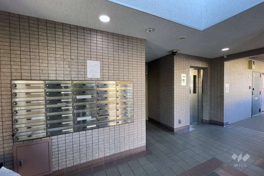 共用ポストとエレベーター