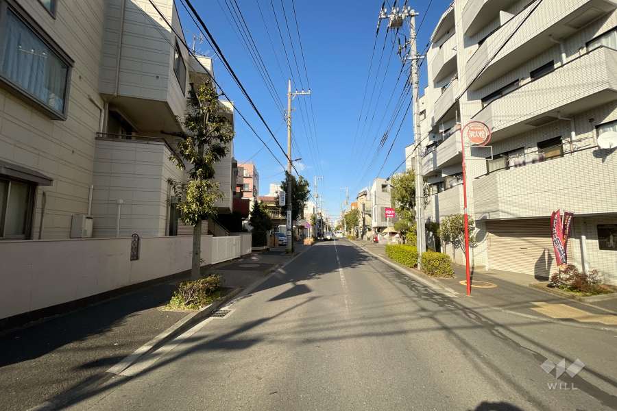 敷地北西側の前面道路（南西側から）
