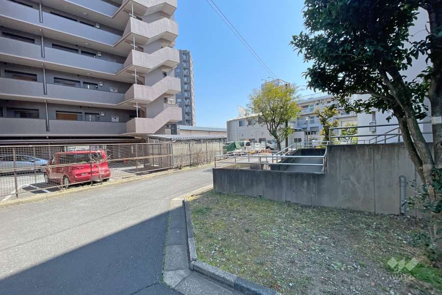 敷地西側の前面道路（北側から）