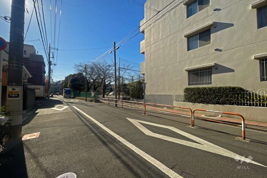 敷地東側の前面道路（北側から）