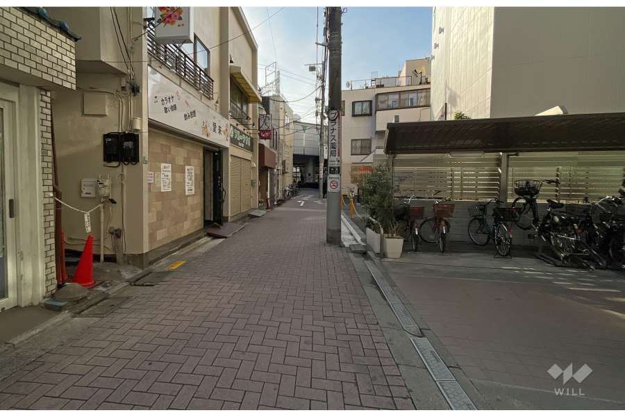 敷地南側の前面道路（東側から）