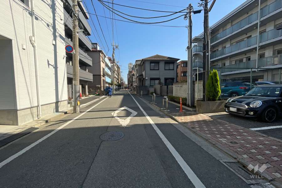 敷地の北側前面道路（西側から）