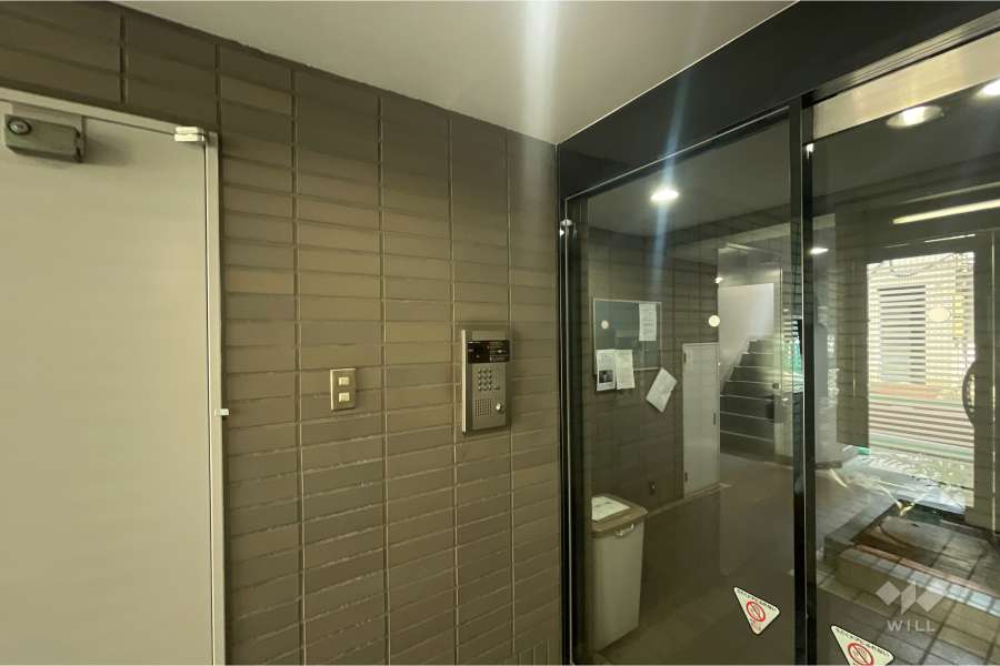 エントランスはオートロック付きです。