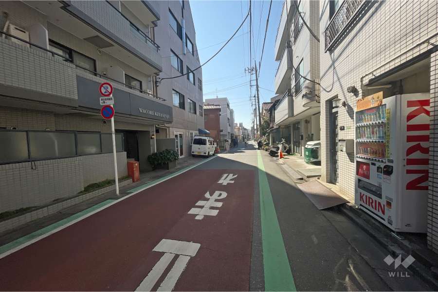 敷地北西側の前面道路（北東側から）